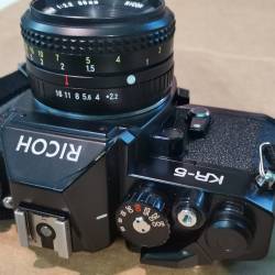 fotocamera a rullino pellicola analogica Pentax Ricoh K-R5 con obiettivo 50mm f2.2